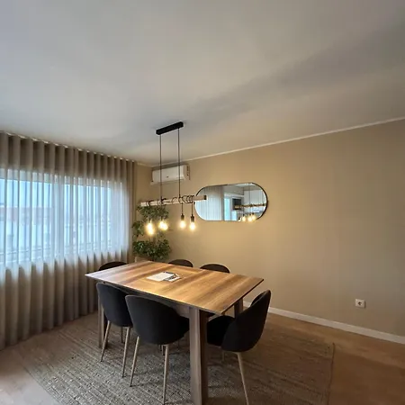 Near Family - Free Parking Apartment *