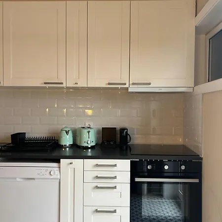 Near Family - Free Parking Apartment *