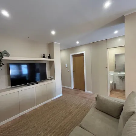 Near Family - Free Parking Apartment